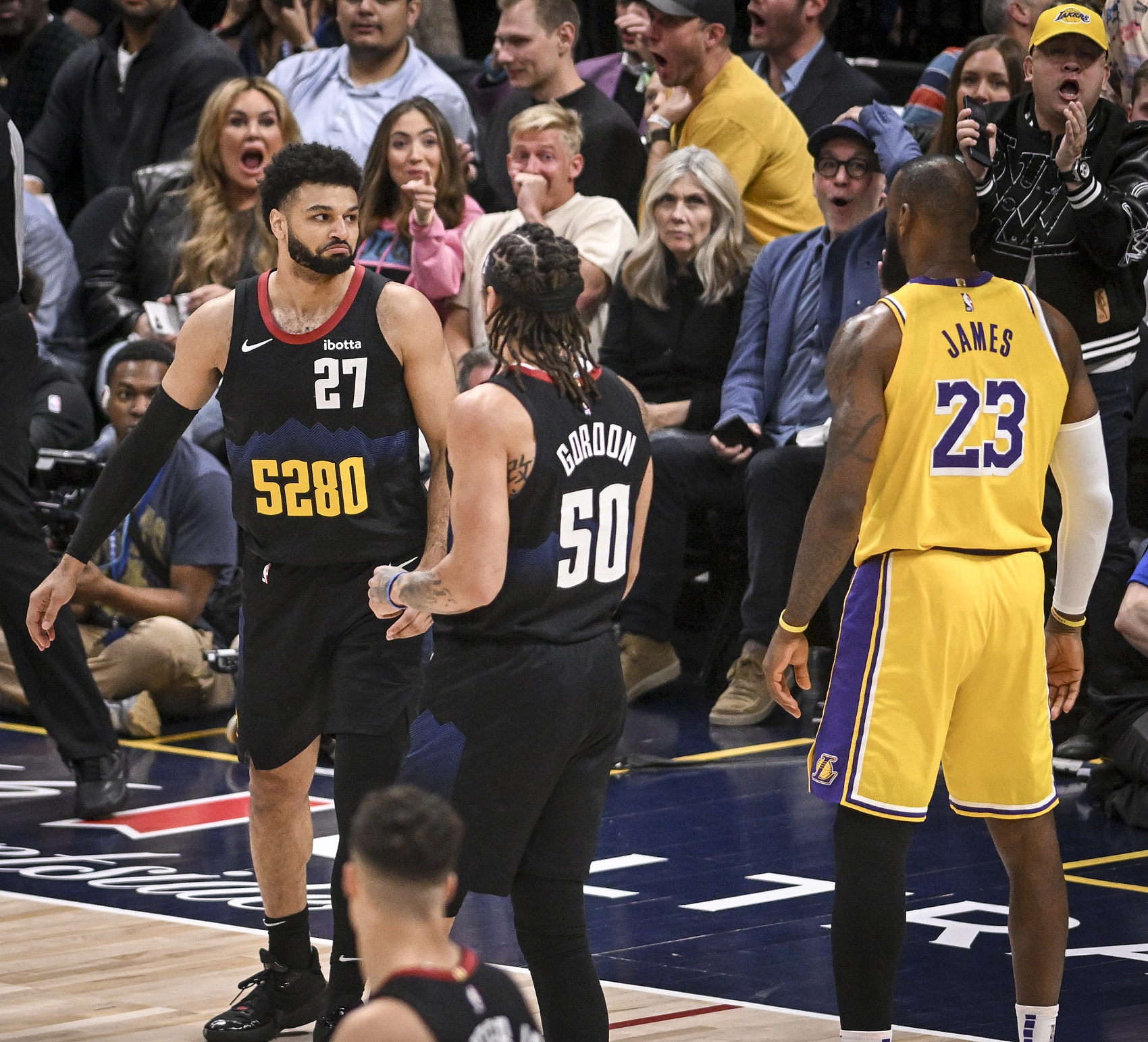 完美世界竞技平台官网-称赞老对手！詹姆斯：我认为穆雷毫无疑问是今年的全明星球员